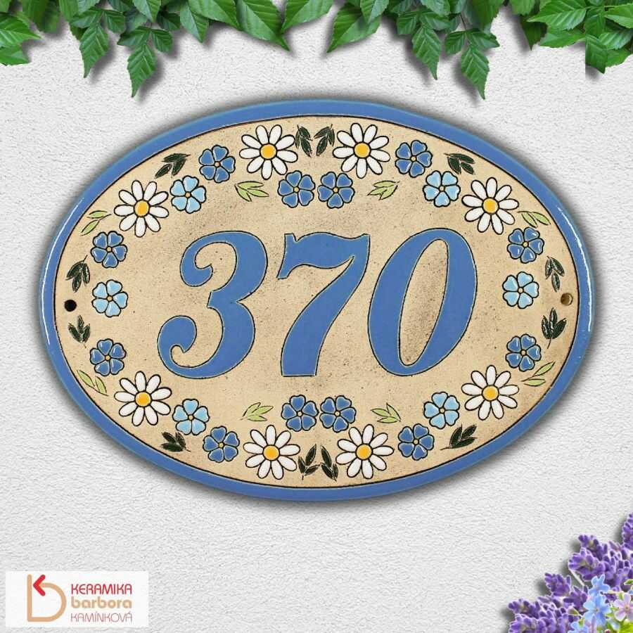 Keramické domovní číslo popisné orientační na fasádu zeď s květinami kopretinami a pomněnkami