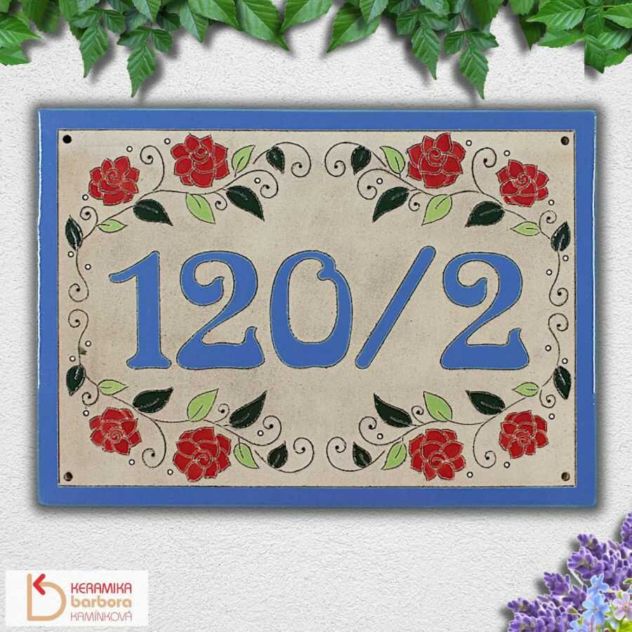 Keramické domovní číslo popisné orientační na fasádu zeď s květinami růžemi