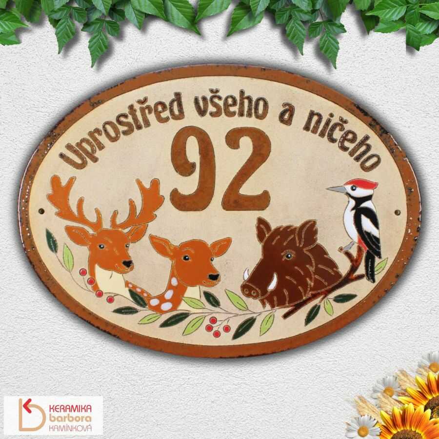 Keramické domovní číslo popisné orientační na fasádu zeď s lesní zvěří daňkem, danělou, divočákem, datlem