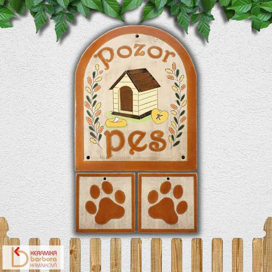 Výstražná cedule tabulka na vrata plot Pozor pes Tady hlídám já se psí boudou a stopami tlapkami