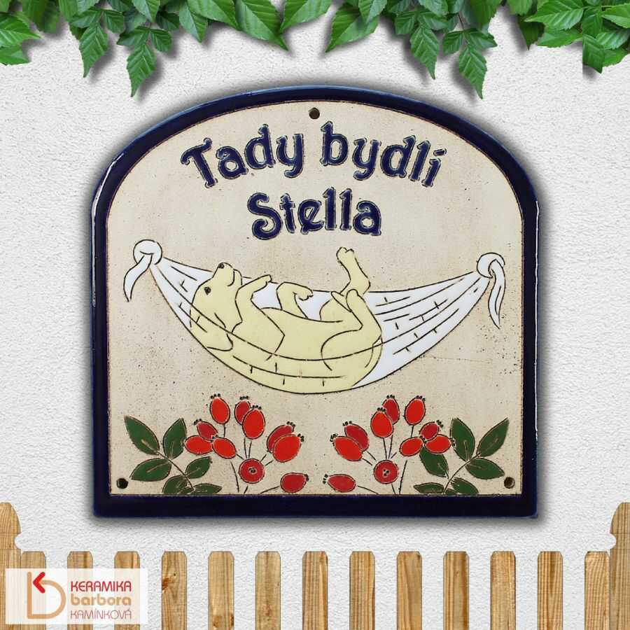 Výstražná cedule tabulka na vrata plot Pozor pes Tady hlídám já se psem zlatým retrieverem v houpací síti nad šípky