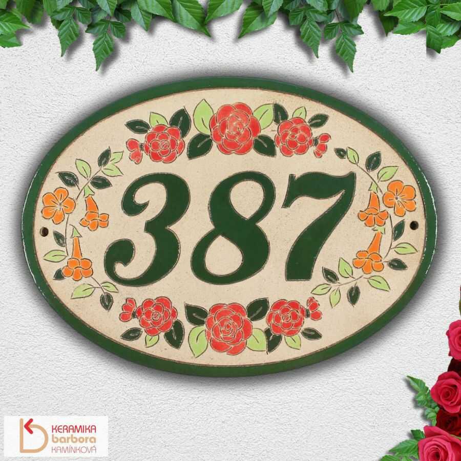 Keramické domovní číslo popisné orientační na fasádu s květinami růžemi a trubačem popínavým