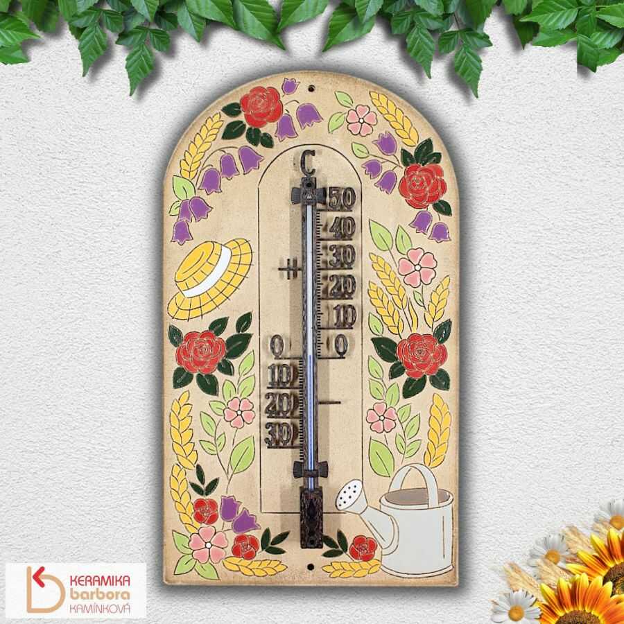 Keramický velký venkovní nástěnný kovový teploměr se slamákem, konvičkou a květinami růžemi, zvonky pro zahrádkáře